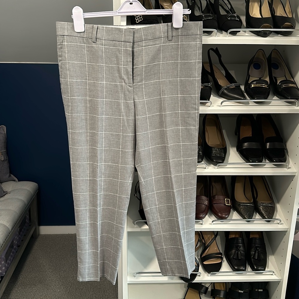 ***NWOT****Ann Taylor Grey Crop Pant